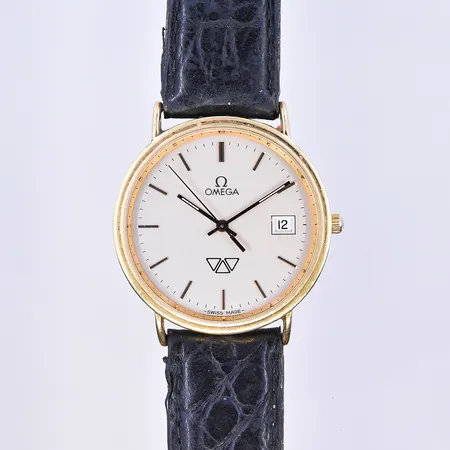 Herrur Omega, quartz, datum, Ø33 mm, graverad boett, svart läderband, 18K. Bruttovikt 30,1g.