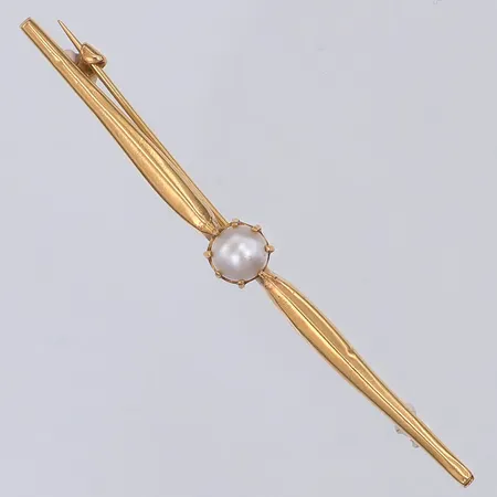 Brosch, odlad saltvattenpärla, 58cm, skev nål, 18K Vikt: 1,9 g