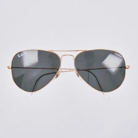 Ett par solglasögon Ray Ban, otydliga siffror, med fodral