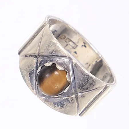 Ring med tigeröga, stl 16½, bredd 5-11mm, silver 830/1000  Vikt: 3,2 g