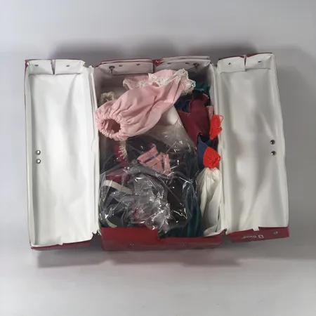 Låda fylld med kläder till bl a Barbie-dockor, mestadels 1960-70-tal, ej genomgånget Skickas med paket.