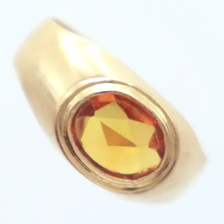 Ring med sten ojämn i skenan, Ø17mm, 18k  Vikt: 2,5 g