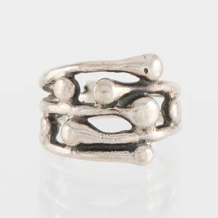 Ring, storlek 17 ¼ mm, bredd 5.7-14.3 mm, silver. Vikt: 7,6 g