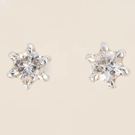 Ett par örhängen med diamanter 2 x ca 0,13ct, Ø4,5mm, saknar stopp, 18K  Vikt: 0,6 g