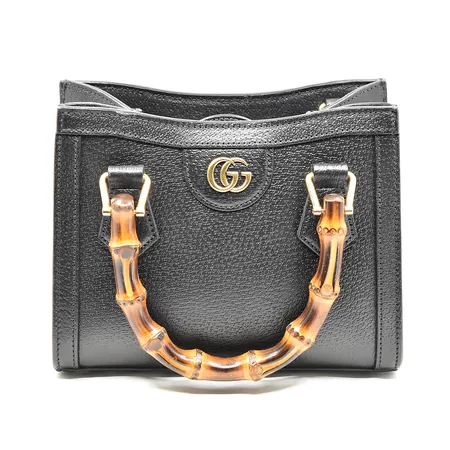 1 väska Gucci Diana mini tote bag, svart läder, guldfärgade beslag, handtag i bambu, mått b19 cmxh15cmxd9cm, två olika axelband, 1 handtagsspänne grått läder, kvitto från Gucci Birger Jarlsgatan år 2022, dustbag.