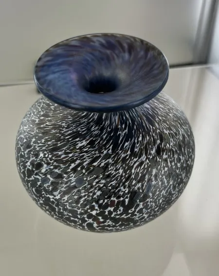 Vas Bertil Vallien signerad 47636, höjd 8 cm, diam 97 mm Skickas med postpaket.