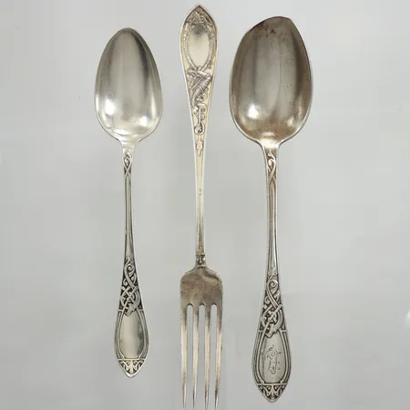 Bestick, två skedar, en gaffel, fornnordiskt motiv, gravyr, silver 830/1000 Vikt: 132,2 g