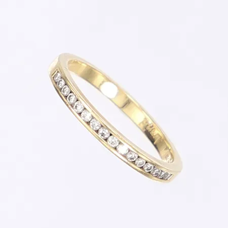 Ring, halvallians, stl 17, totalt 0,16ctv, bredd 2mm, gravyr, 18K Vikt: 2,4 g