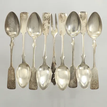 Åtta skedar, sillgaffel, gravyr, 813/1000 silver  Vikt: 90,8 g