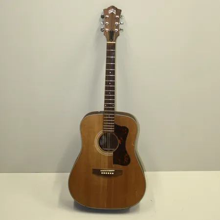 Akustisk gitarr, Guild DV-4 USA, Dreadnought, serie-nrTK312015, tillverkad i Tacoma Washington, 2st sprickor i locket, stötmärken, hårtfodral. Skickas med Bussgods eller PostNord