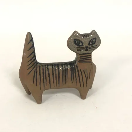 Figurin, Lisa Larson, liten katt ur serien "Lilla Zoo", Gustavsberg 1955-1978, stämplad N, höjd 9,5, längd 11,5cm, trasig, limmad svans Skickas med postpaket.
