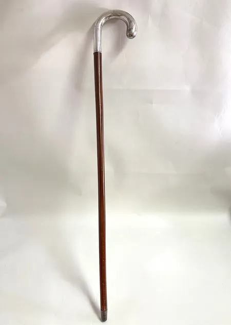 Käpp med silverkrycka, längd ca 86cm, OE, slitage och bortfall på trä, gravyr på handtag samt bucklor, silver 830/1000, Bruttovikt 303,5g Vikt: 0 g