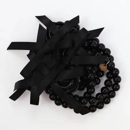 Armband, sexradigt, Dyrberg & Kern, svarta plastpärlor, vitmetall, innermått ca 19cm, bredd ca 60mm, originaletui Vikt: 0 g