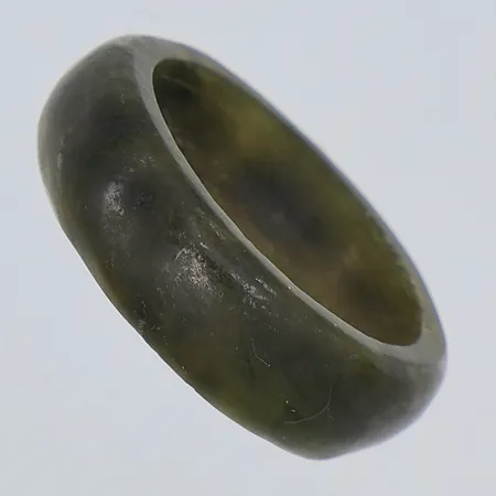 Ring i mörkgrön sten, stl 16¾
