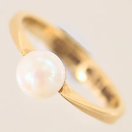Ring med odlad pärla, stl 15¾, bredd 3-6mm, 18K  Vikt: 2,2 g