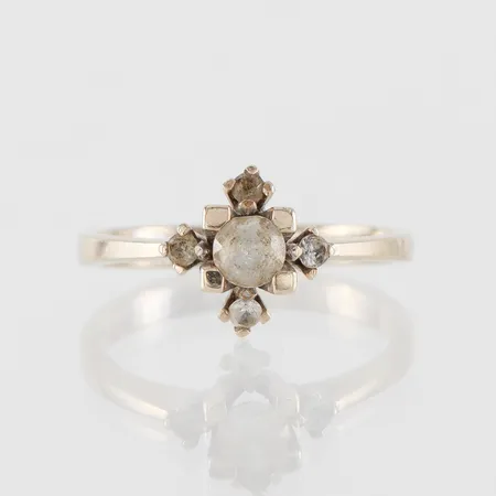 Ring vitguld med stenar, behöver omrodiering, storlek 17 mm, bredd 1.4-9.8 mm, 18k. Vikt: 2,9 g