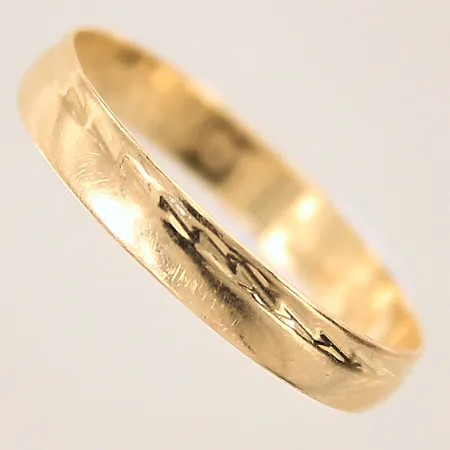 Ring, stl 18¼, bredd 3mm, gravyr, 18K  Vikt: 1,6 g
