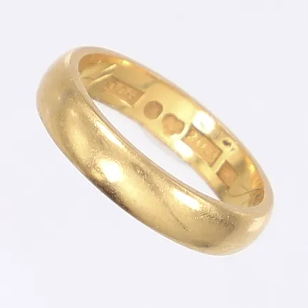 Ring, slät, stl 17¼, bredd 4mm, repig, gravyr, 20K Vikt: 5,5 g
