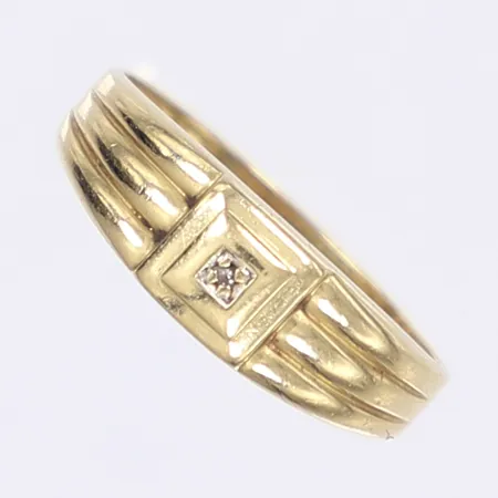 Ring, stl 18¼, bredd 2-5mm, skev, 18K Vikt: 2,1 g