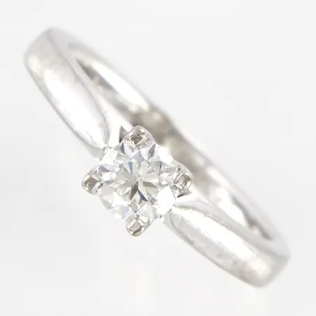 Ring med diamant 0,50ct H/Piqué, stl 17½, bredd ca 6mm, gravyr, 18K Vikt: 5,9 g