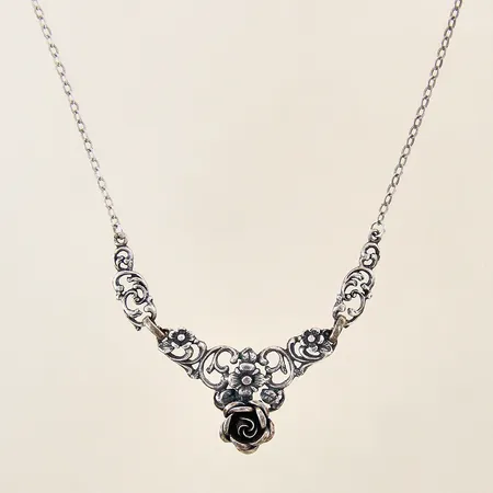 Collier med integrerat hänge, längd: 42,5cm, bredd: 2,4-23,4mm, silver 925/1000 Vikt: 8,6 g