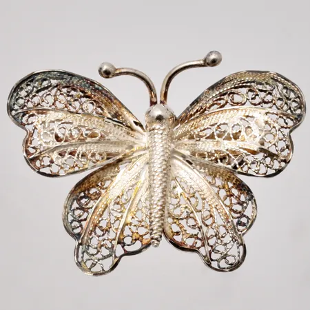 Brosch i silver, mått 21,7x30mm, 925/1000, vikt 3,43g.