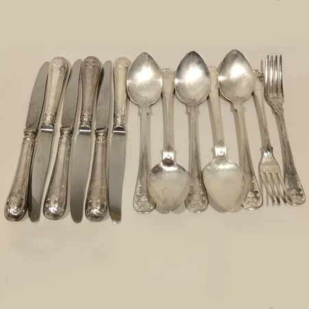 Sex bordsknivar, längd 21cm, blad i rostfritt stål, två bordsgafflar, längd 18,5cm, fem bordsskedar, längd 19,5cm, silver, bruttovikt 934,7g Vikt: 934,7 g