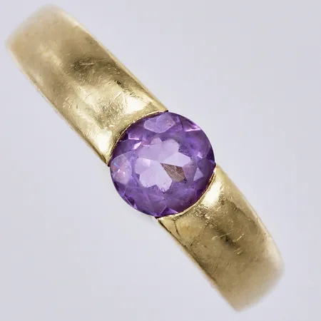 Ring med lila sten, stl: 19, slitage, bredd ca 3-6mm, 18K Vikt: 3,7 g