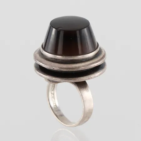 Ring med sten, obs kantskador på stenen, E.Granit Finland, storlek 16 mm, bredd 3.5-23 mm, silver. Vikt: 15,1 g