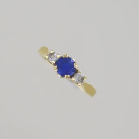 Ring med stenar, Ø 17 mm, 18K  Vikt: 2,3 g