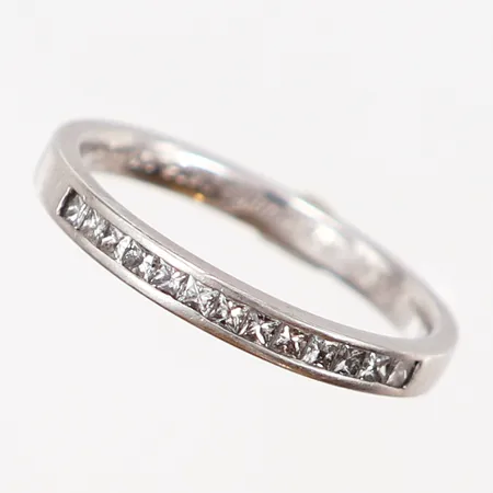 Ring halvallians med ca. 14x0,001ct prinsesslipade diamanter, stl 17¾, bredd: 2,5mm, gravyr, Platina 950/1000 Vikt: 4,1 g