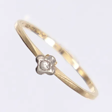 Ring med vit sten, stl 17, bredd 1-4mm, hårt bruksslitage på fattningen, 18K  Vikt: 1,2 g
