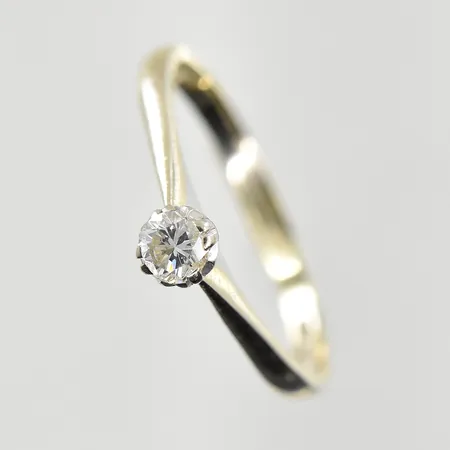 Ring med diamant 0,16 ct, stl 19, bredd 4 mm, behov av omrodiering, vitguld, 18K. Vikt: 2,7 g