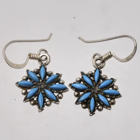 1par örhängen i silver, mått 13,2x27,5mm, 8+8st turkos liknande stenar, mått 1,3x4,5mm, vikt 1,86g.