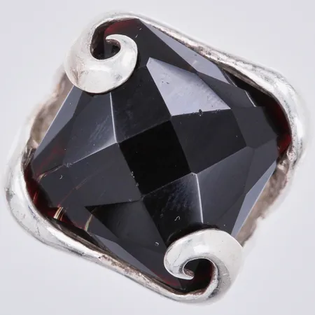 Ring med svart sten, stl: ca 18½, bredd: ca 5-22mm, 925/1000 silver  Vikt: 16,4 g