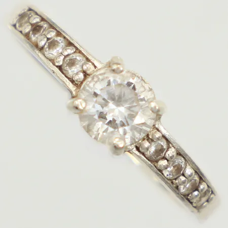 Ring vita stenar, stl 20, bredd 6mm, 925/100 silver Vikt: 2,7 g