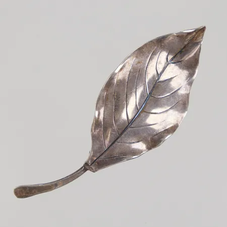 Brosch löv, mått ca 22x64mm, krokig nål, GK år 1962, Silver 830/1000 Vikt: 4,3 g