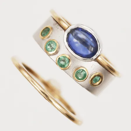 Ring med cabochonslipad safir, ca 0,90ct, samt smaragder, totalt ca 0,20ct, slitage, stl: 14¾, tillverkad av Guveau AB, Nyköping år 2000, en del av/behöver lödas, 18K guld samt vitguld Vikt: 8,9 g