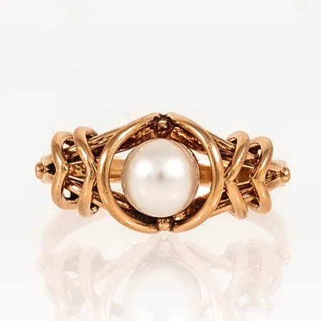 Ring i 18K guld med odlad pärla Ø 5,5 mm. Den är i storlek 16½, är 1,8 - 9 mm bred och väger 2,8g. 18K & kattfot.