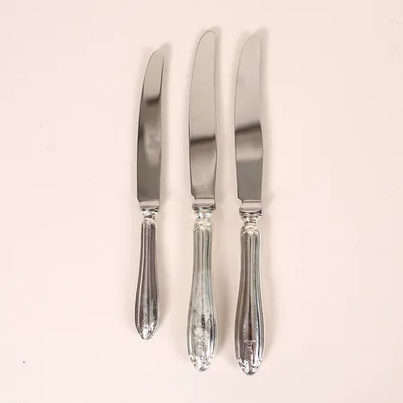 Två bordsknivar och förrättskniv, modell Vasa, GAB, Eskilstuna, längd 20,5 resoektive 17,5cm, smärre slitage, stålblad och stålblad, bruttovikt 174,4g Vikt: 0 g