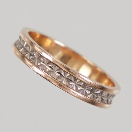 Ring, stl 18¾, bredd 4,1mm, gravyr, vit/roséguld, stämplad FU 18K Vikt: 4,4 g