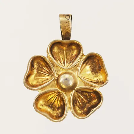 Hänge blomma, förgylld, ca 28x23mm, Stockholm, otydliga stämplar, slitage, silver. Vikt: 1,8 g