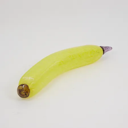 Konstglas, banan ur serien Frutteria, Gunnel Sahlin för Kosta Boda, signerad/numrerad något otydlig, etikettmärkt, längd ca 22cm, omkrets ca 11,5cm.  Skickas med postpaket.