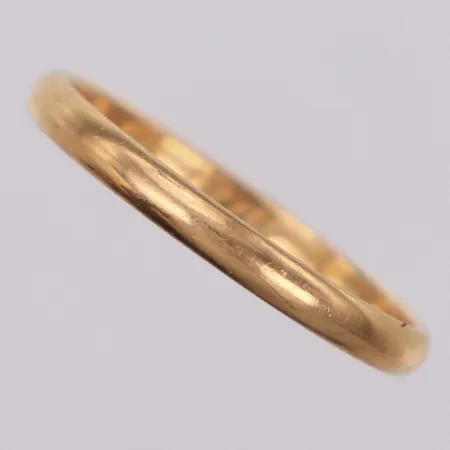 Ring, stl 17¾, bredd 2,2mm, personlig gravyr, 18K Vikt: 1,9 g
