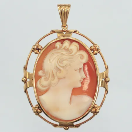 Hänge med Camé, längd 46mm inklusive ögla, bredd 32mm, år 1946, 18K  Vikt: 9,3 g