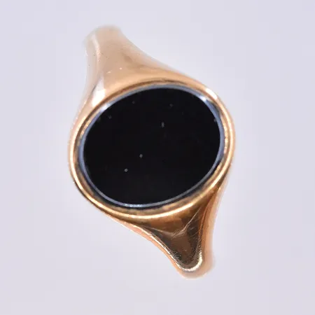 Klackring med svart Onyxplatta, stl 22, bredd 3-14 mm, 18K. Vikt: 7,7 g