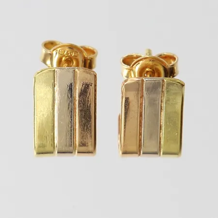 Ett par örhängen, tretonad, ca 14x7mm, repor, 18K Vikt: 3 g