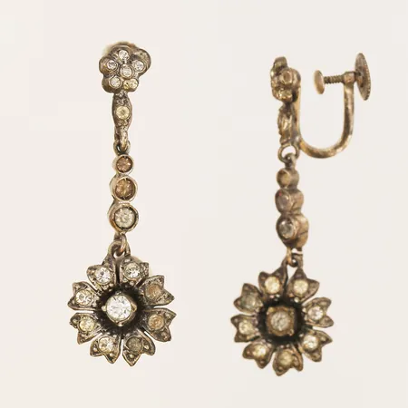 Ett par örhängen med vita stenar, 40mm, silver  Vikt: 6,5 g