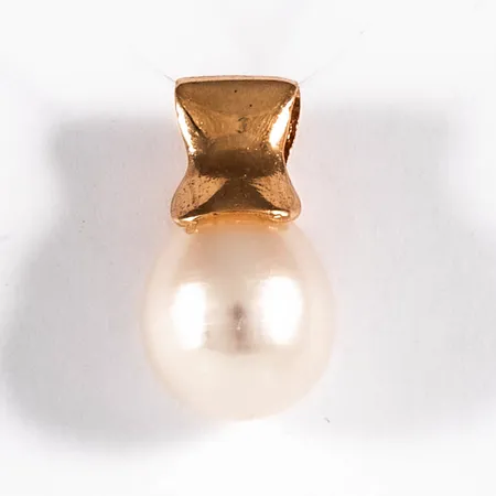 Hänge i 18K guld med odlad pärla. Det är 8 mm brett, 15 mm långt inkl.ögla och väger 1,4g.