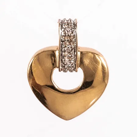 Hänge, Hjärta i 18K guld med 3 x ca 0,005ct 8/8 slipade diamanter. Det är 12 mm brett, 16 mm långt inkl. ögla och väger 1,6g.